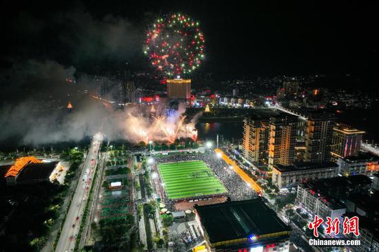 煙花在”村超“足球場上空燃放。