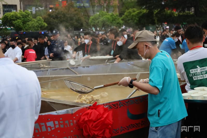 來貴州共赴一場“萬人牛湯鍋”美食盛宴