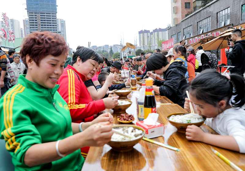 在黔西市百味“嗦粉街”，市民游客正在品嘗牛肉粉。黔西市融媒體中心供圖