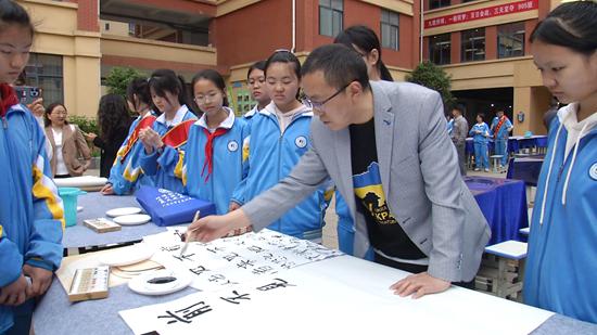 貴州鐘山：優(yōu)秀書畫進(jìn)校園 翰墨飄香潤桃李_fororder_書畫家現(xiàn)場創(chuàng)作