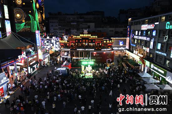 4月18日晚，<a href=http://www.gzculture.net target=_blank class=infotextkey>貴陽</a>路邊音樂會(huì)·青云Beyond專場現(xiàn)場。