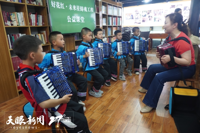 好花紅童聲合唱團、花兒與少年手風(fēng)琴組合成立