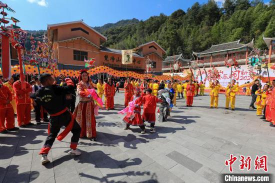 村民在貴州梵凈山景區(qū)參加“群龍薈萃鬧新春”民俗文化活動(dòng)。李鶴 攝