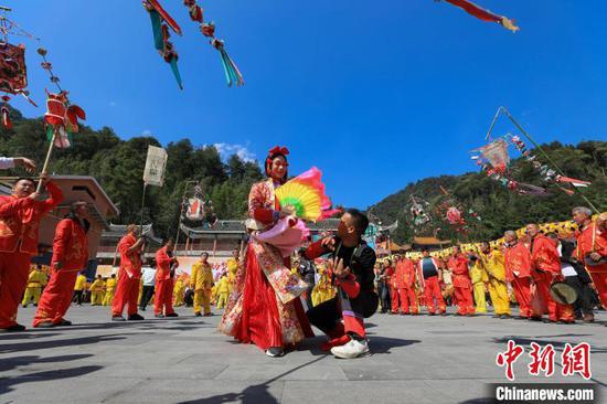 村民在貴州梵凈山景區(qū)參加“群龍薈萃鬧新春”民俗文化活動(dòng)。李鶴 攝