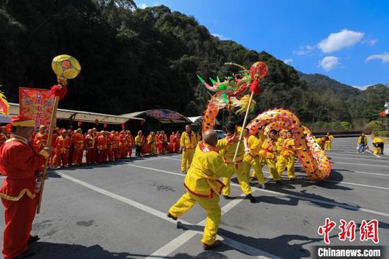 村民在貴州梵凈山景區(qū)參加“群龍薈萃鬧新春”民俗文化活動(dòng)。李鶴 攝