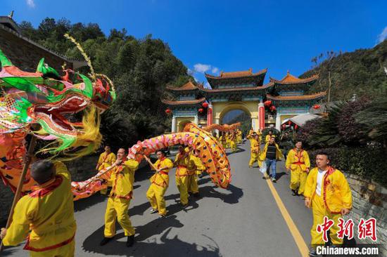 2月18日，村民在貴州梵凈山景區(qū)參加“群龍薈萃鬧新春”民俗文化活動(dòng)。李鶴 攝