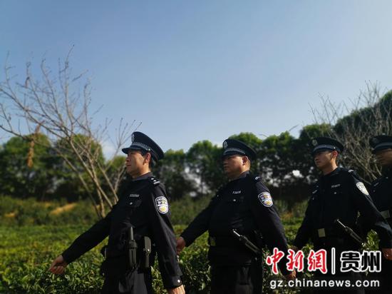 江西坡派出所民警輔警在茶源街道茶神谷開(kāi)展巡防。