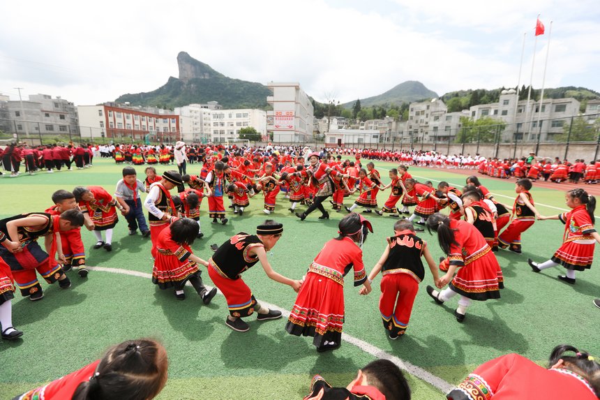 5月31日，孩子們在貴州省大方縣鳳山小學(xué)跳烏蒙歡歌。