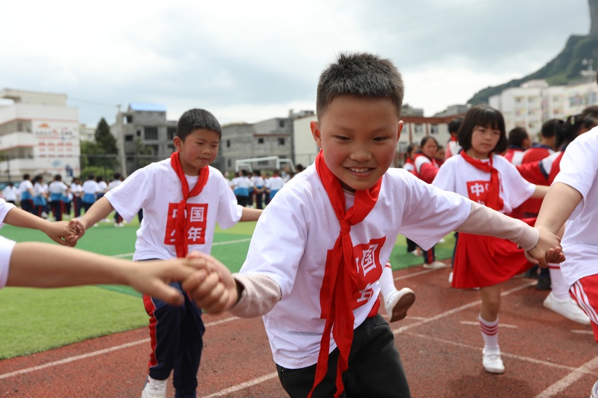 5月31日，孩子們在貴州省大方縣鳳山小學(xué)跳烏蒙歡歌。