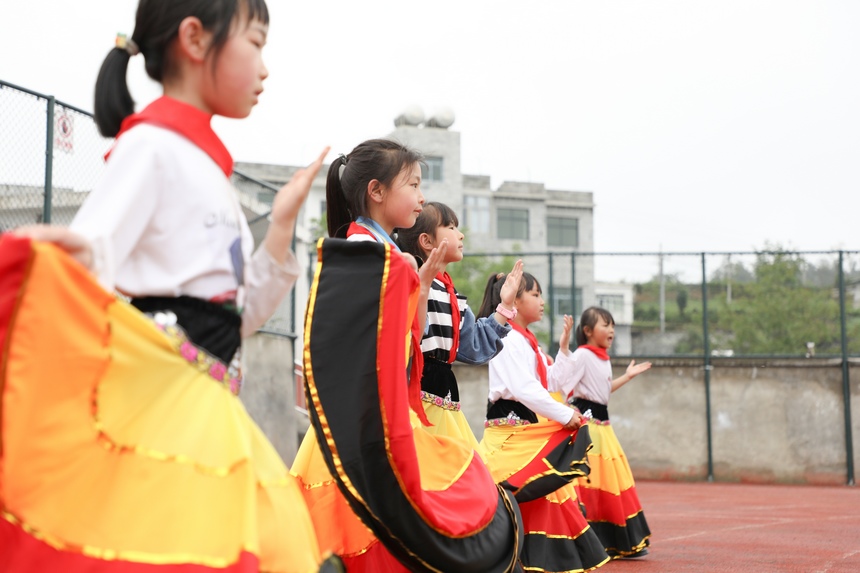 5月31日，孩子們在貴州省大方縣鳳山小學(xué)跳烏蒙歡歌。