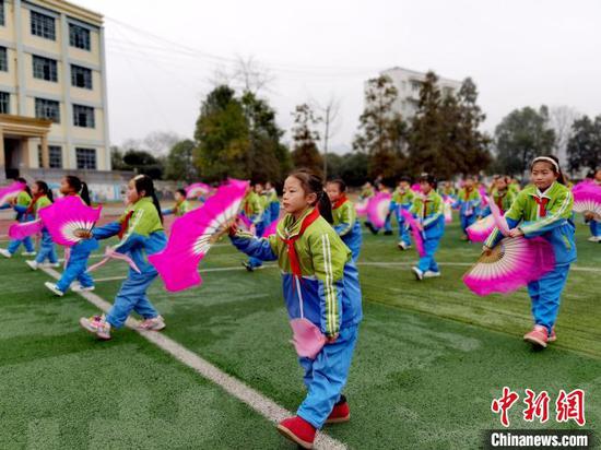 資料圖：貴州省思南縣許家壩小學課間操齊跳“花燈操”。周燕玲 攝