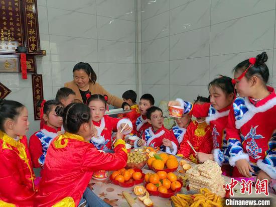 在貴州思南縣許家壩鎮(zhèn)，村民為許家壩小學花燈隊準備的糖果。楊芳 攝