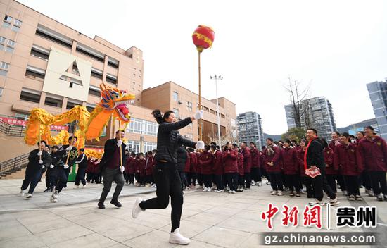 2月26日，在<a href=http://www.gzculture.net target=_blank class=infotextkey>貴陽</a>市南明甲秀高級中學2024年春季學期開學典禮現(xiàn)場，老師和學生正在進行舞龍表演。