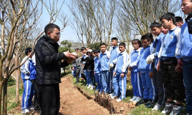 大方縣特教學(xué)校學(xué)生正在聽(tīng)老師講解如何種植天麻.jpg