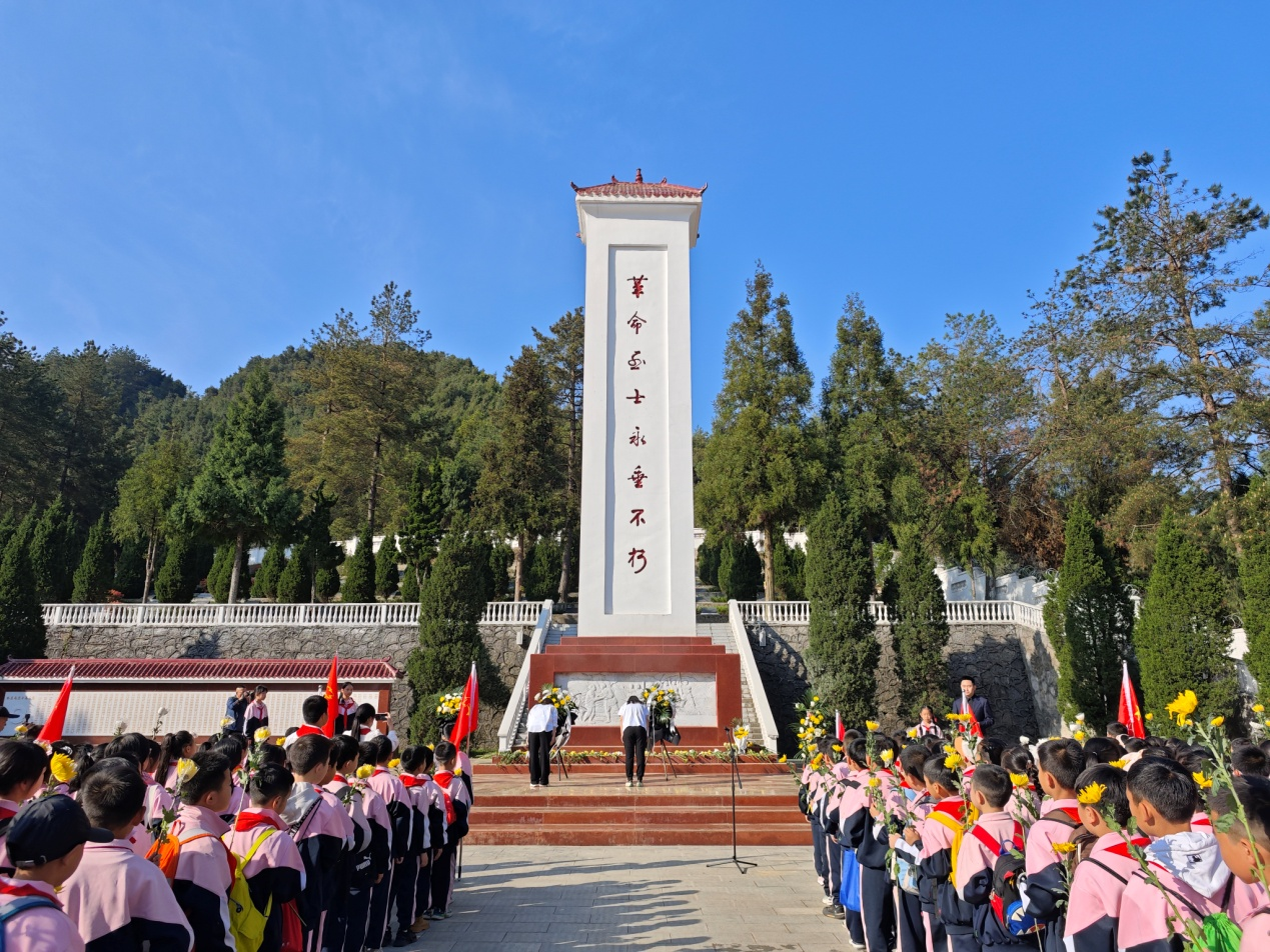 凱里市第七小學(xué)到凱里市金泉湖烈士陵園開展清明祭掃活動(dòng)