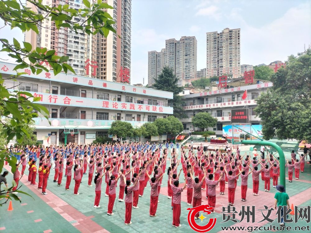 魅力大課間 活力滿校園 金沙縣第六小學(xué)舉行2024年春季學(xué)期紅領(lǐng)巾小健將“陽光體育”暨體藝“2+1”大課間操比賽活動