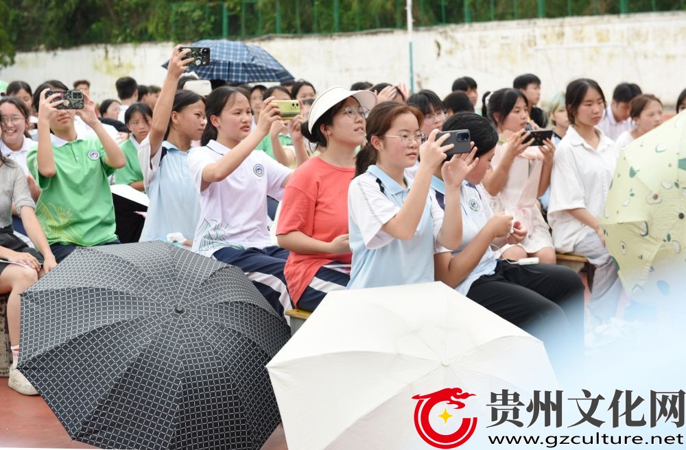 晴雨交織，見證孩子們最美人生初體驗 ——從江二中舉行最特別的畢業(yè)典禮