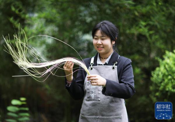 貴州赤水：“以竹代塑”拓寬富民路