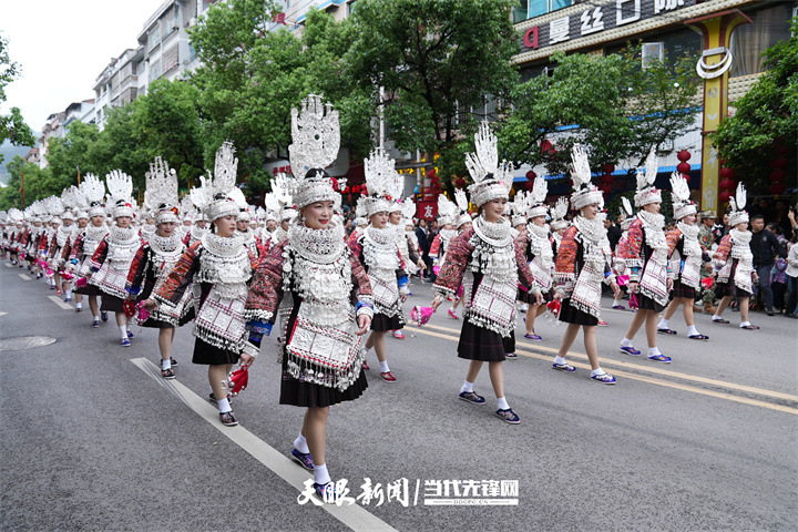 2024年臺(tái)江苗族姊妹節(jié)盛裝游演.jpg