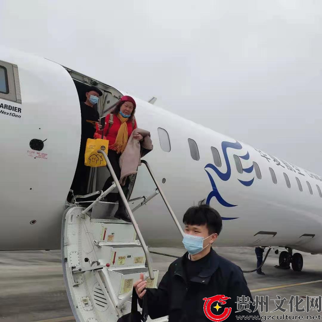 游客在黎平機場下飛機的場面2.jpg