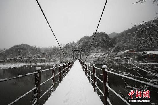 圖為梵凈山腳下貴州江口寨沙侗寨雪景。 李鶴 攝