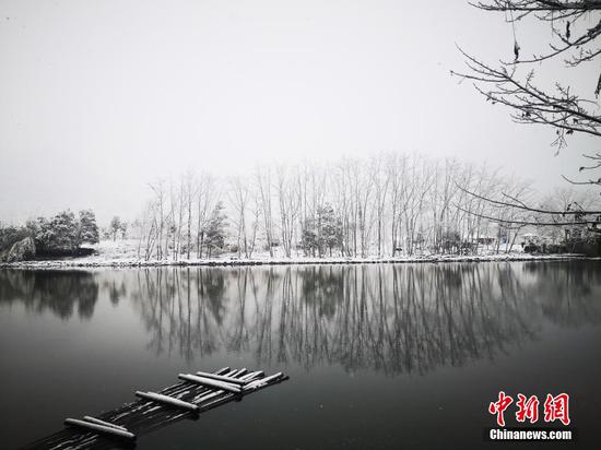 12月26日，鳥瞰世界自然遺產地梵凈山腳下的貴州江口縣太平鎮(zhèn)寨沙侗寨雪景。當日，貴州省<a href=http://www.gzculture.net target=_blank class=infotextkey>銅仁</a>市江口縣迎來了一場冬雪，鵝毛般的大雪紛紛揚揚下個不停，山川河流、田野村莊都披上了銀裝素裹，宛若畫卷。圖為梵凈山腳下貴州江口寨沙侗寨雪景。 李鶴 攝