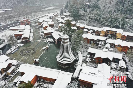 圖為梵凈山腳下貴州江口寨沙侗寨雪景。 李鶴 攝