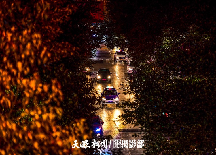 （中首）<a href=http://www.gzculture.net target=_blank class=infotextkey>貴陽</a>：紅紅火火迎新年 年味夜景亮起來