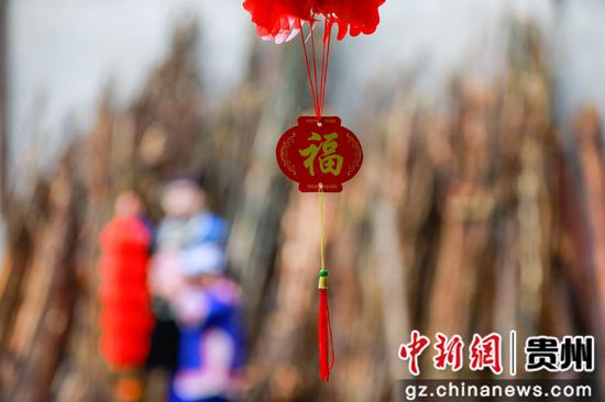 2022年1月28日，在貴州省<a href=http://www.gzculture.net target=_blank class=infotextkey>黔東南</a>苗族侗族自治州劍河縣觀么鎮(zhèn)新合村，苗族同胞忙著備年貨、掛燈籠、打年粑，喜迎春節(jié)的到來。