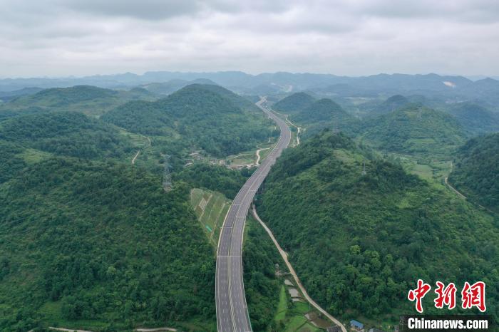 5月30日，航拍貴州貴黃高速公路。　瞿宏倫 攝