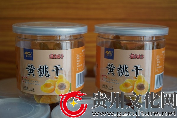 岑鞏縣天星農(nóng)特產(chǎn)線上線下展示中心展示的黃桃干。陳昆攝