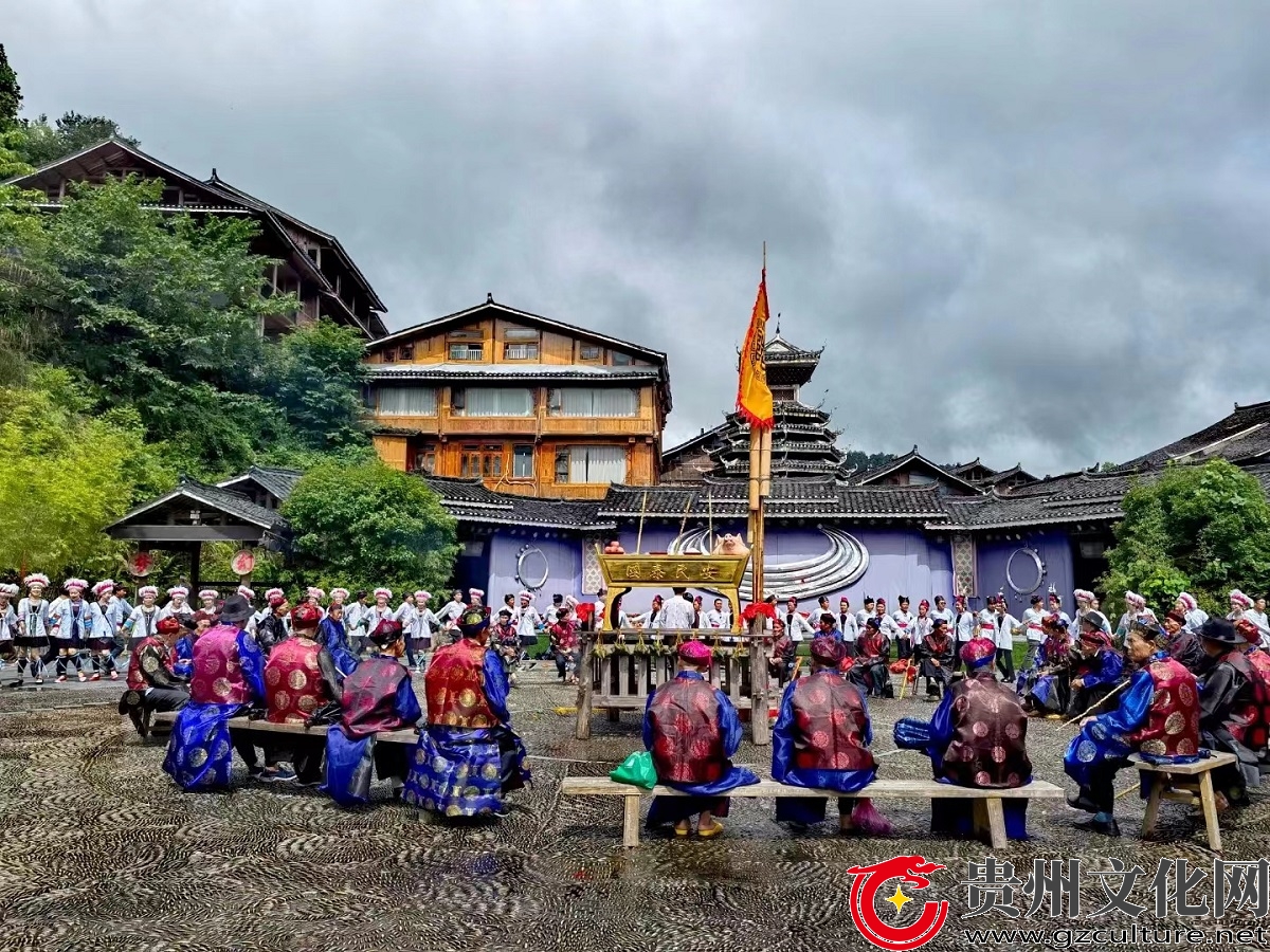 肇興鎮(zhèn)肇興村族老在“六月六”進(jìn)行祭祖祈福儀式.jpg