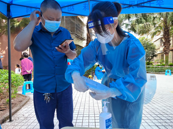 1 圖為貴州移動工作人員深入疫情防控一線。貴州移動供圖