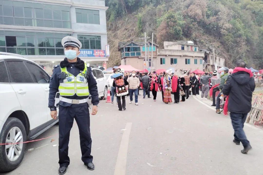 民警正在現(xiàn)場維持秩序。凱里市公安局供圖