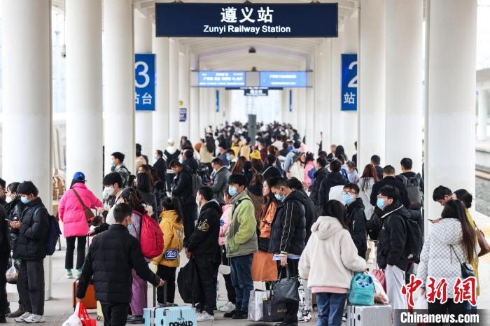 1月27日，貴州遵義，旅客在遵義站月臺候車?！■暮陚?攝