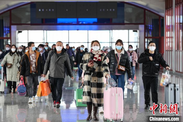 1月27日，貴州遵義，旅客檢票后通過遵義站站臺連接天橋?！■暮陚?攝