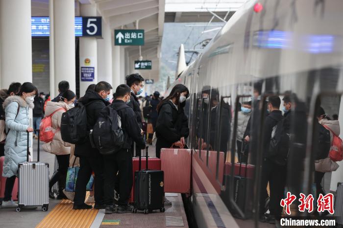 1月27日，貴州遵義，旅客在遵義站月臺登車。　瞿宏倫 攝