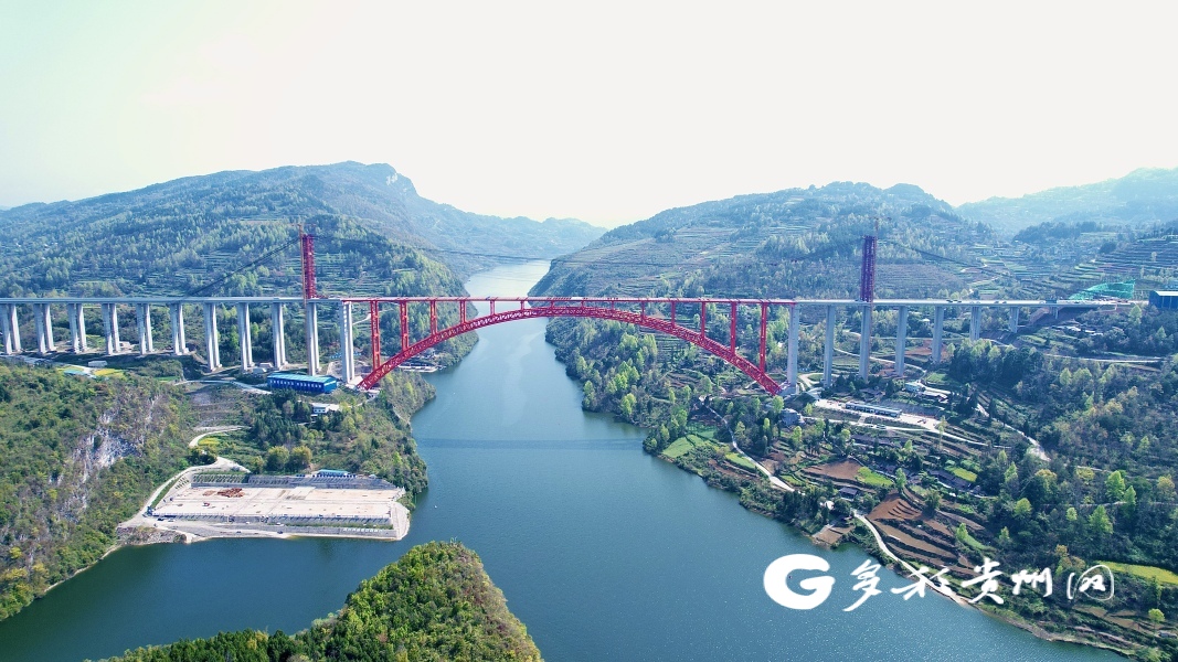 正在建設(shè)中的烏江特大橋