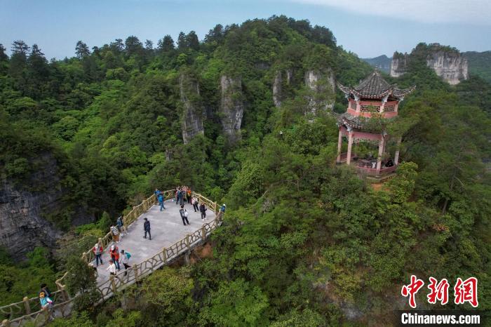 游客在世界自然遺產(chǎn)地施秉云臺山游玩?！∧ス鹳e 攝