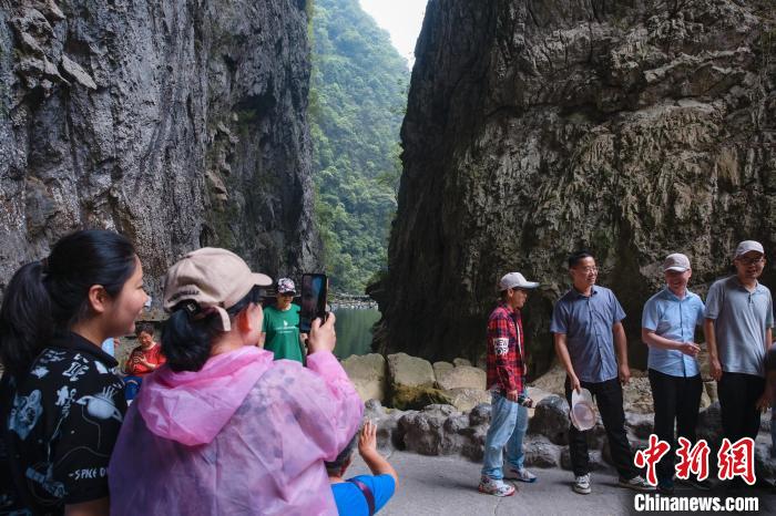 游客在荔波漳江景區(qū)拍照。　楊昶 攝