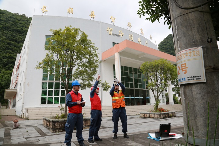 7、6月5日，都勻長(zhǎng)順供電局黨員服務(wù)隊(duì)對(duì)該縣10千伏新城Ⅱ回民族中學(xué)支線進(jìn)行特殊巡視，確保高考期間電力保障。王露攝