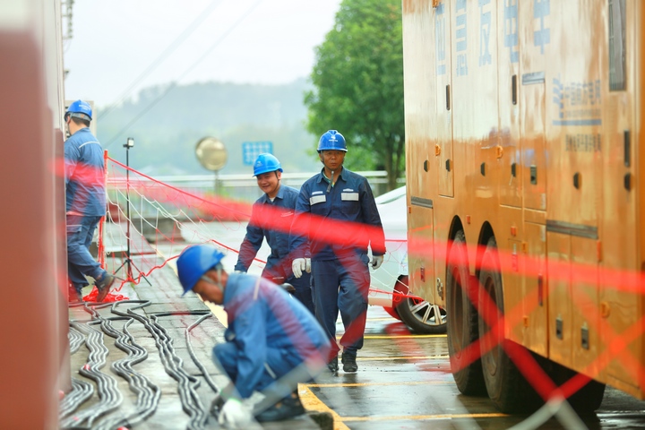 5、6月5日，隨著高考的臨近，貴州電網(wǎng)凱里丹寨供電局提前部署，打響高考保電“前哨戰(zhàn)”，組織工作人員對(duì)<a href=http://www.gzculture.net target=_blank class=infotextkey>黔東南</a>苗族侗族自治州丹寨縣高考考點(diǎn)丹寨縣民族高級(jí)中學(xué)開展發(fā)電車接入工作，確保高考期間突發(fā)情況高效快速處置和安全可靠供電。 蒙萬剛攝