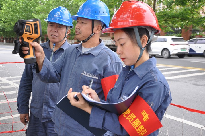 2、6月5日，南方電網(wǎng)貴州遵義市郊供電局董公寺供電所黨員服務(wù)隊(duì)對(duì)高考考點(diǎn)開關(guān)箱進(jìn)行安全檢查。鄭婷攝