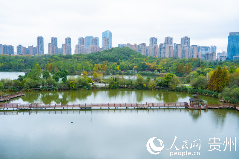 秋日時(shí)節(jié)，觀山湖公園景色美不勝收。人民網(wǎng) 陽(yáng)茜攝