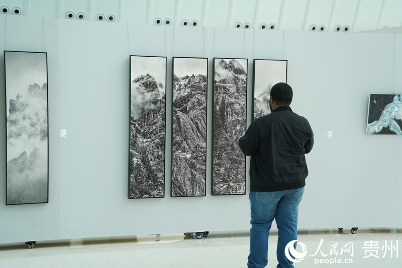 外媒記者打卡畫展。人民網(wǎng) 陽茜 攝