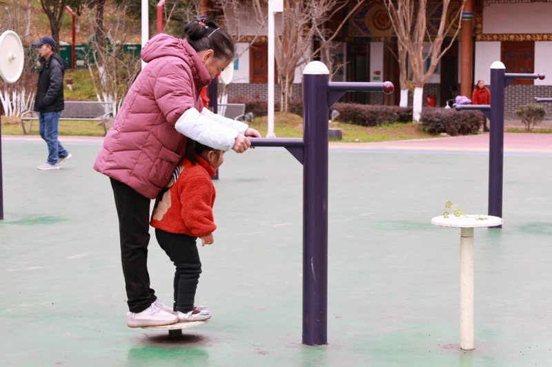 祖孫倆正在使用公園內的健身器材。任玉炎攝