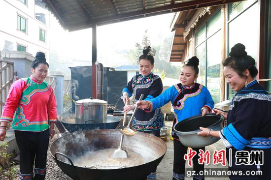 侗族民眾在煮侗家油茶。楊家孟攝