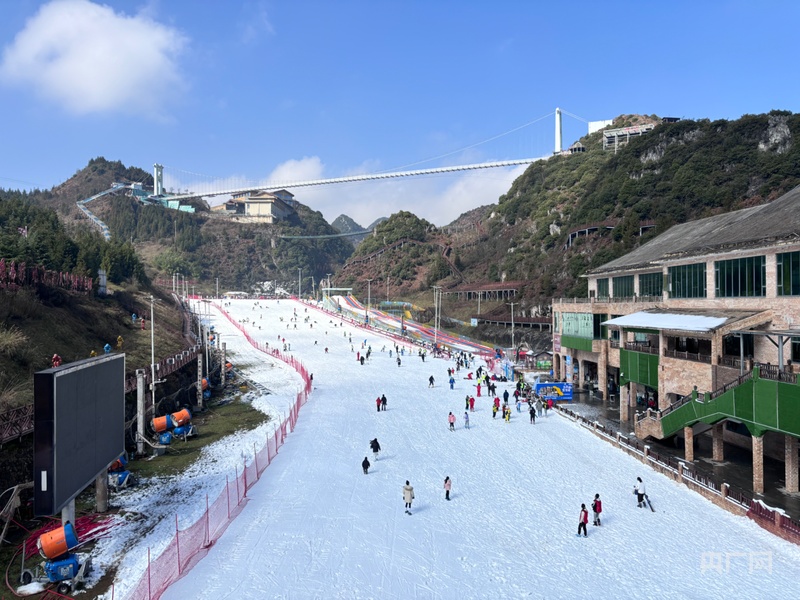 銀裝素裹 熱“雪”沸騰！貴州六盤水梅花山國際滑雪場開滑