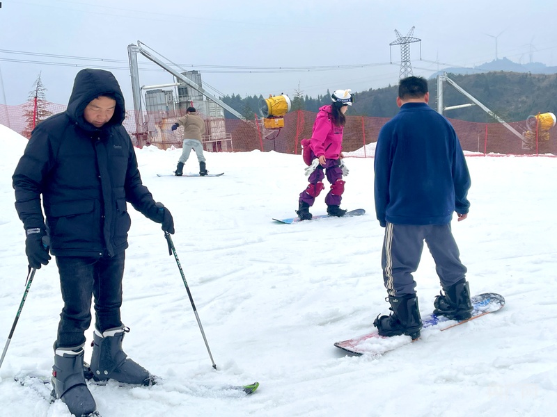 走滑雪去！貴陽花溪云頂滑雪場帶你感受南國冰雪風(fēng)光