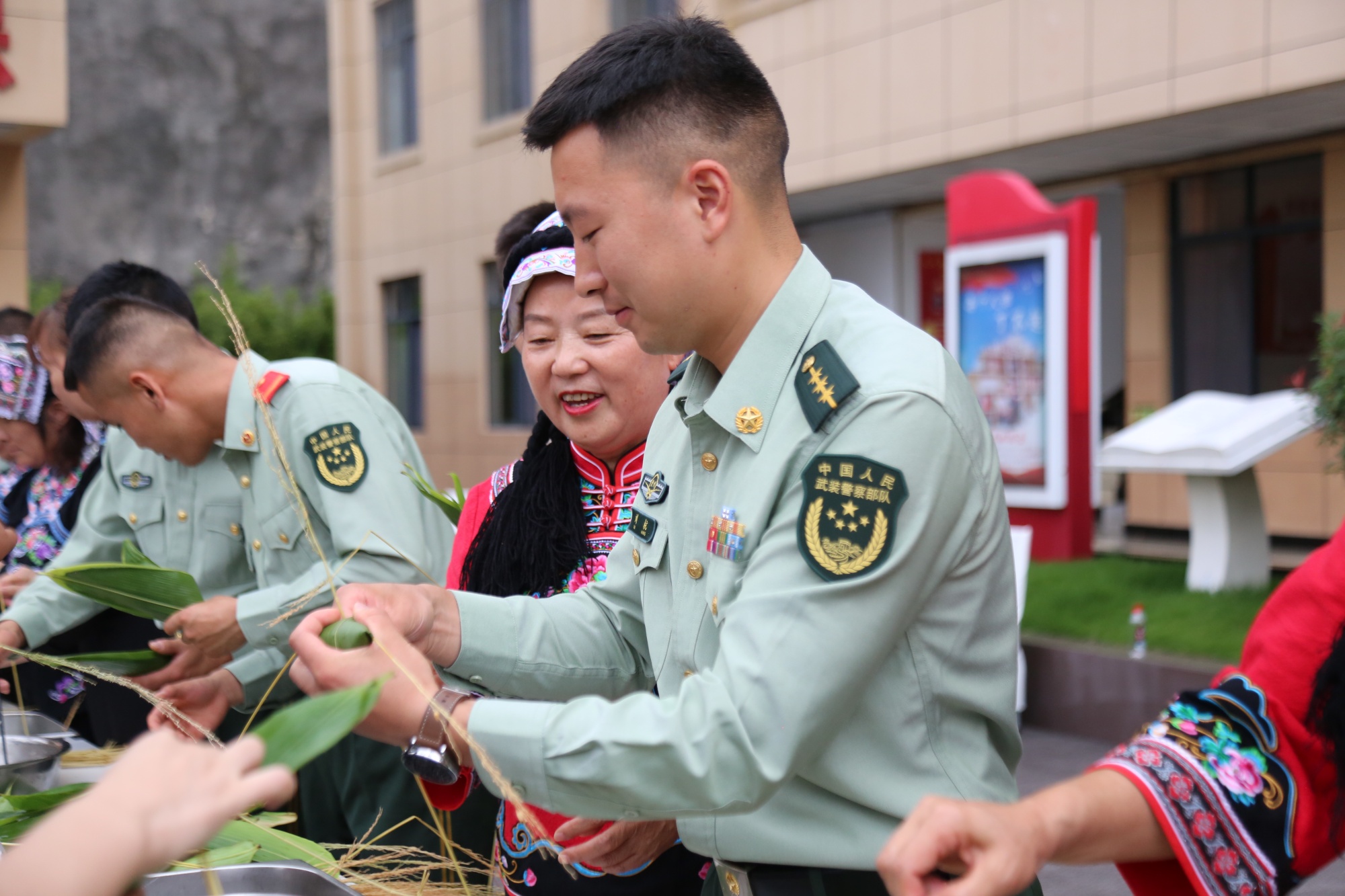 貴州平塘：軍民一家親 粽葉飄香滿軍營(yíng)